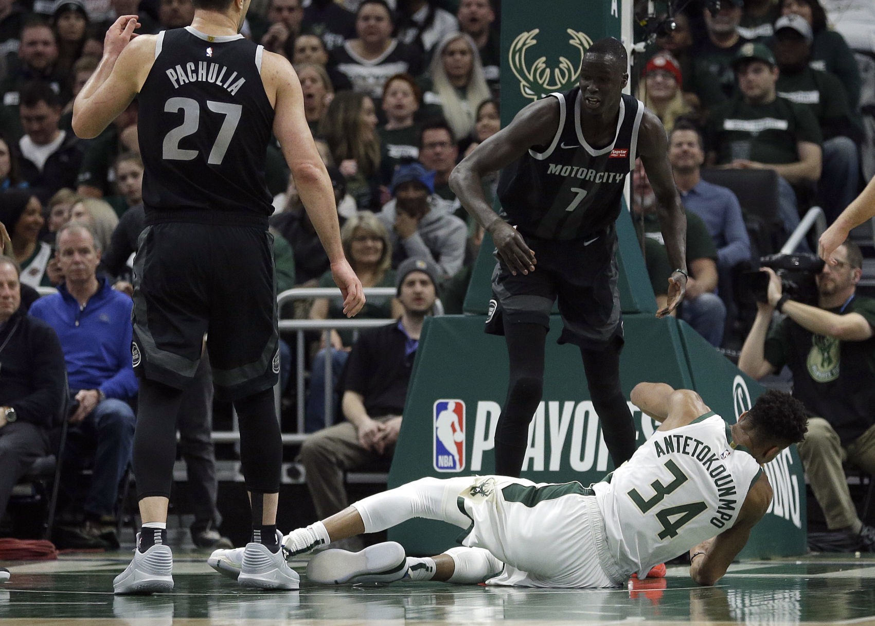 Bucks 121, Pistons 86